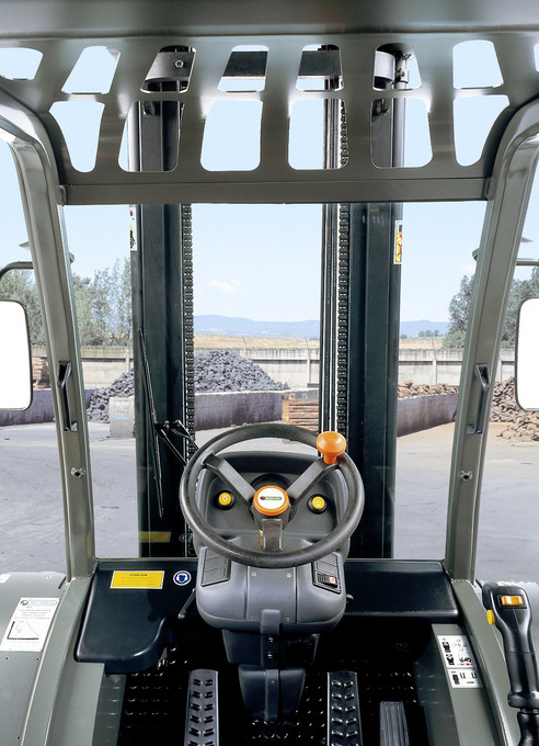 Bra ergonomi i förarmiljön för långa arbetsdagar i truckens hytt